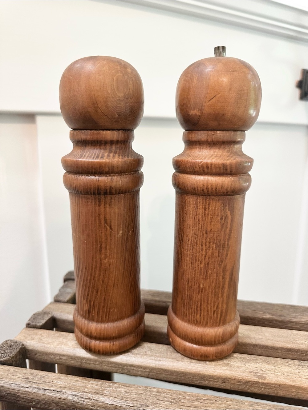 Vintage MCM Wooden Salt & Pepper Shaker Grinder Mills Set Tall Turned Warm Brown - Picture 4 of 9